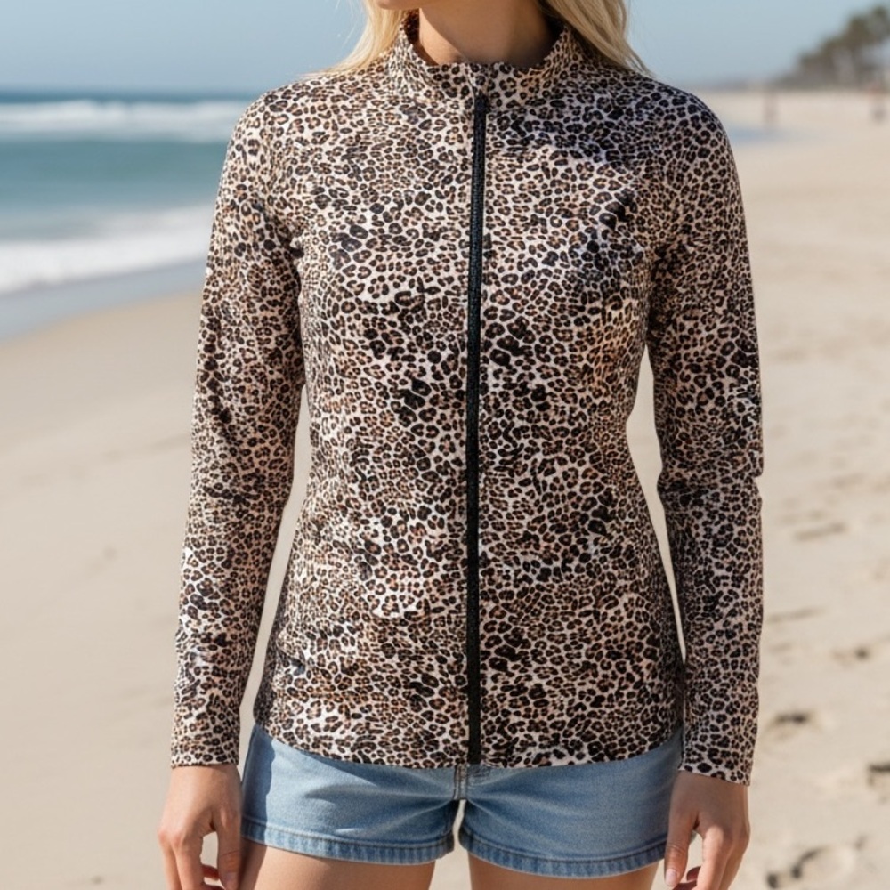 BETSEY JOHNSON RASH GUARD SWIM TOP. LEOPARD PRINT. LONG SLEEVE, FULL ZIP. SIZE M